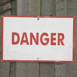Schild mit Aufschrift "Danger"