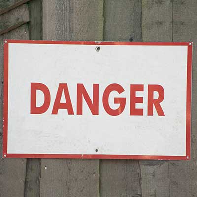 Schild mit Aufschrift "Danger"