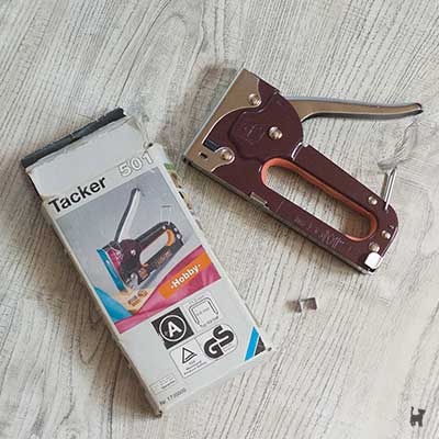 Mein Handtacker mit Verpackung und Tackernadeln Handtacker mit Verpackung und Tackernadeln
