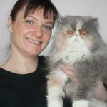 Miriam & Katze Janis Miriam hält Katze Janis auf dem Arm