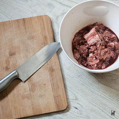 Um Rohfleischmahlzeiten zu mischen nutze ich Schüssel, Messer und Schneidbrett