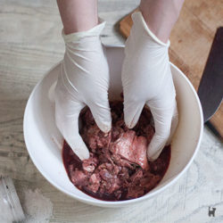Beim Mischen von Rohfleischmahlzeiten nutze ich Einmalhandschuhe