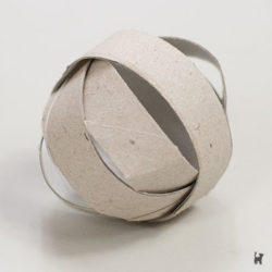 Selbstgebastelter Pappball aus Toilettenpapierrolle