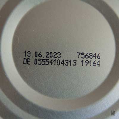 Boden einer Katzenfutterdose mit MHD, Hersteller- und Chargennummer