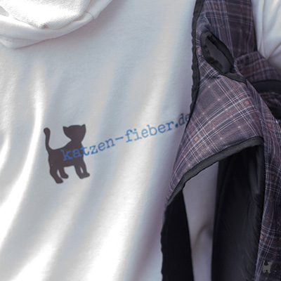 Ich nehme euch mit hinter die Kulissen Shirt mit Rückenaufdruck 'katzen-fieber.de'