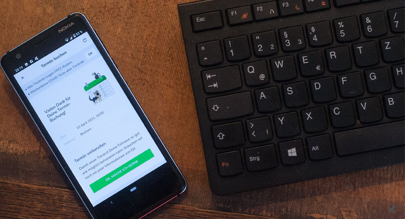 Nebenbei schnell einen Tierarzttermin buchen: über die App ist das jederzeit möglich Smartphone mit Benachrichtigung zur Terminbuchung