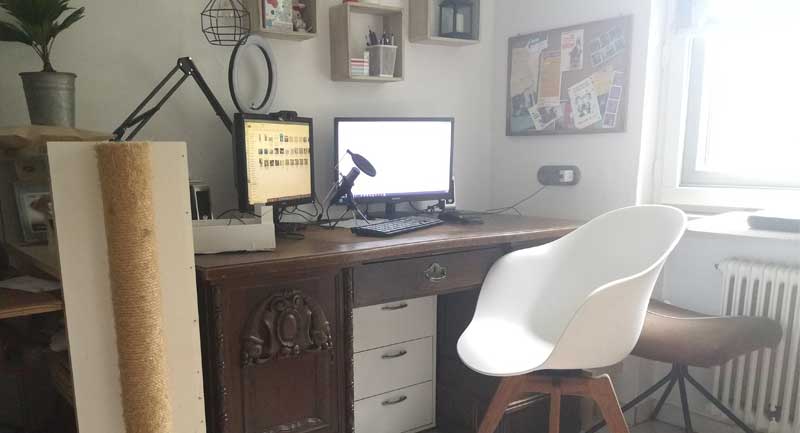 Schreibtisch mit zwei Monitoren, Mikro und Beleuchtung
