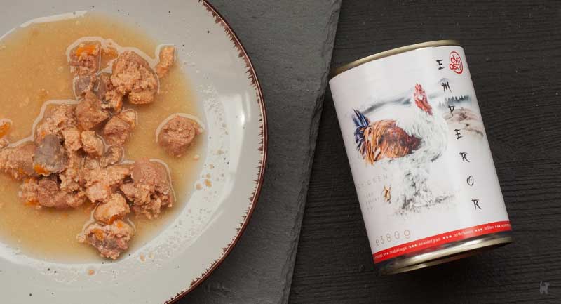 Hier gibts echte Fleischstücke in ordentlich Flüssigkeit (Sorte Huhn) Emperor Katzenfutter Huhn im Napf, daneben die dazugehörige Dose Katzenfutter