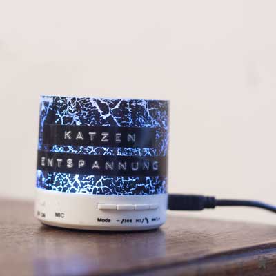 Runder, weißer Bluetooth-Lautsprecher mit Schriftzug "Katzen-Entspannung"