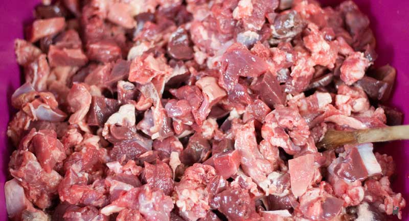 Zu einer ausgewogenen Rohfleischmahlzeit gehört mehr als nur reines Fleisch Gemischte Rohfleischmahlzeiten bestehend aus Fleisch, Innereien, gewolften Knochen, Fisch und Blut