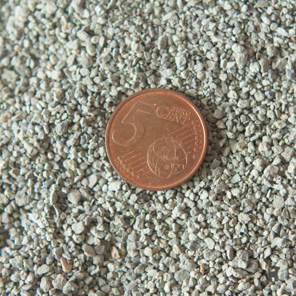 Eine 5Cent-Münze liegt zum Größenvergleich in hellgrauer Katzenstreu